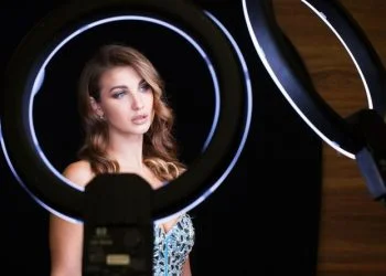 Why you should use a selfie ring light to improve your content quality