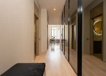 Which mirrors are popular in interior design in 2023